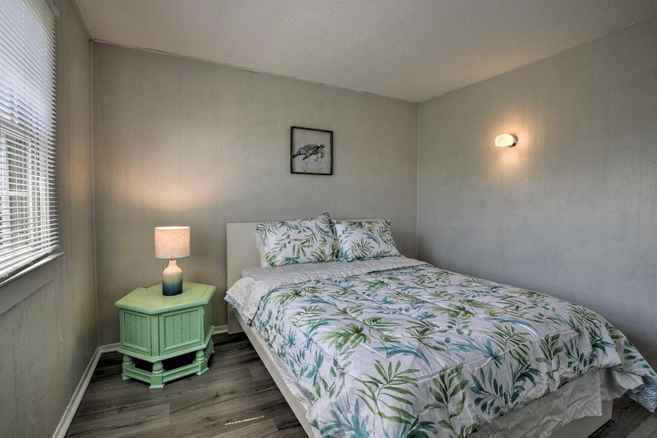 Oak Island Beach Abode With Deck Walk To Shore! Exterior photo