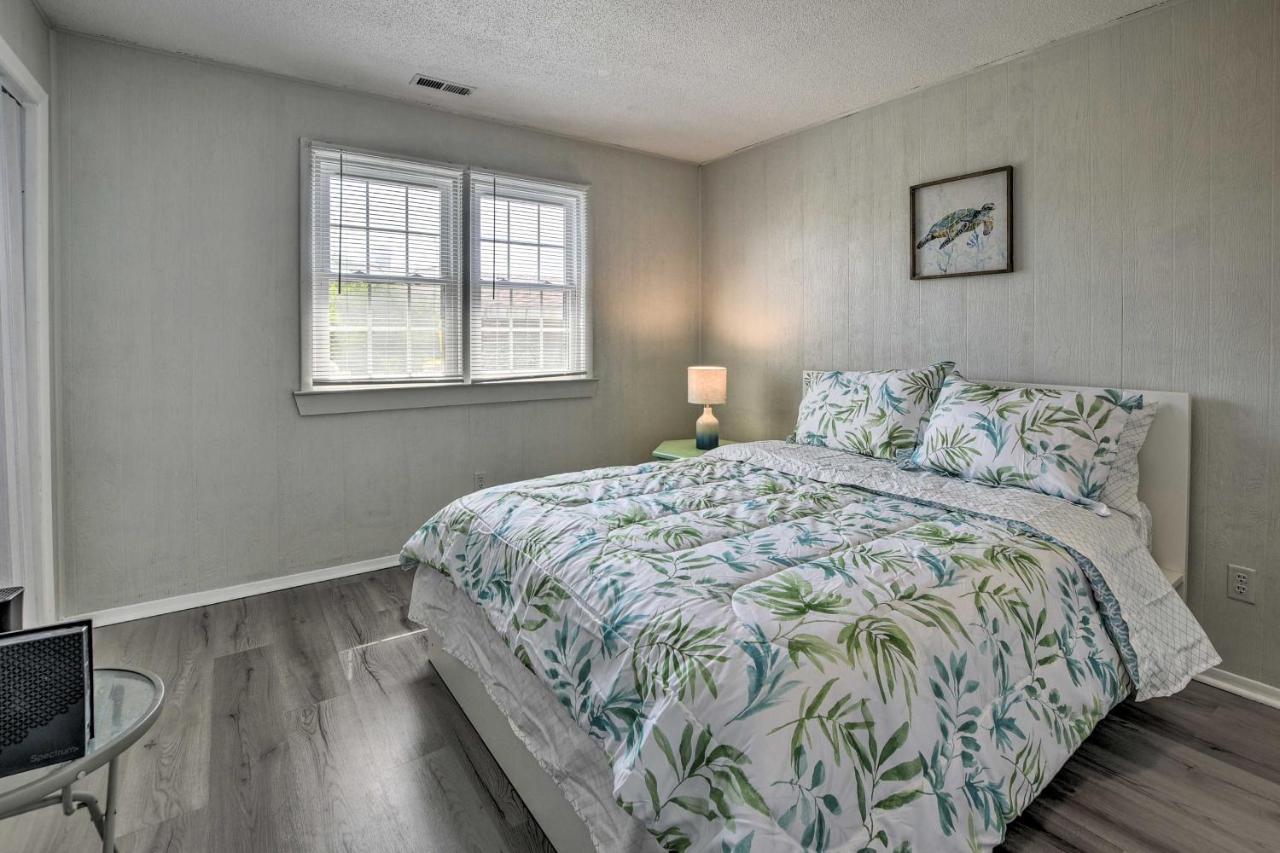 Oak Island Beach Abode With Deck Walk To Shore! Exterior photo