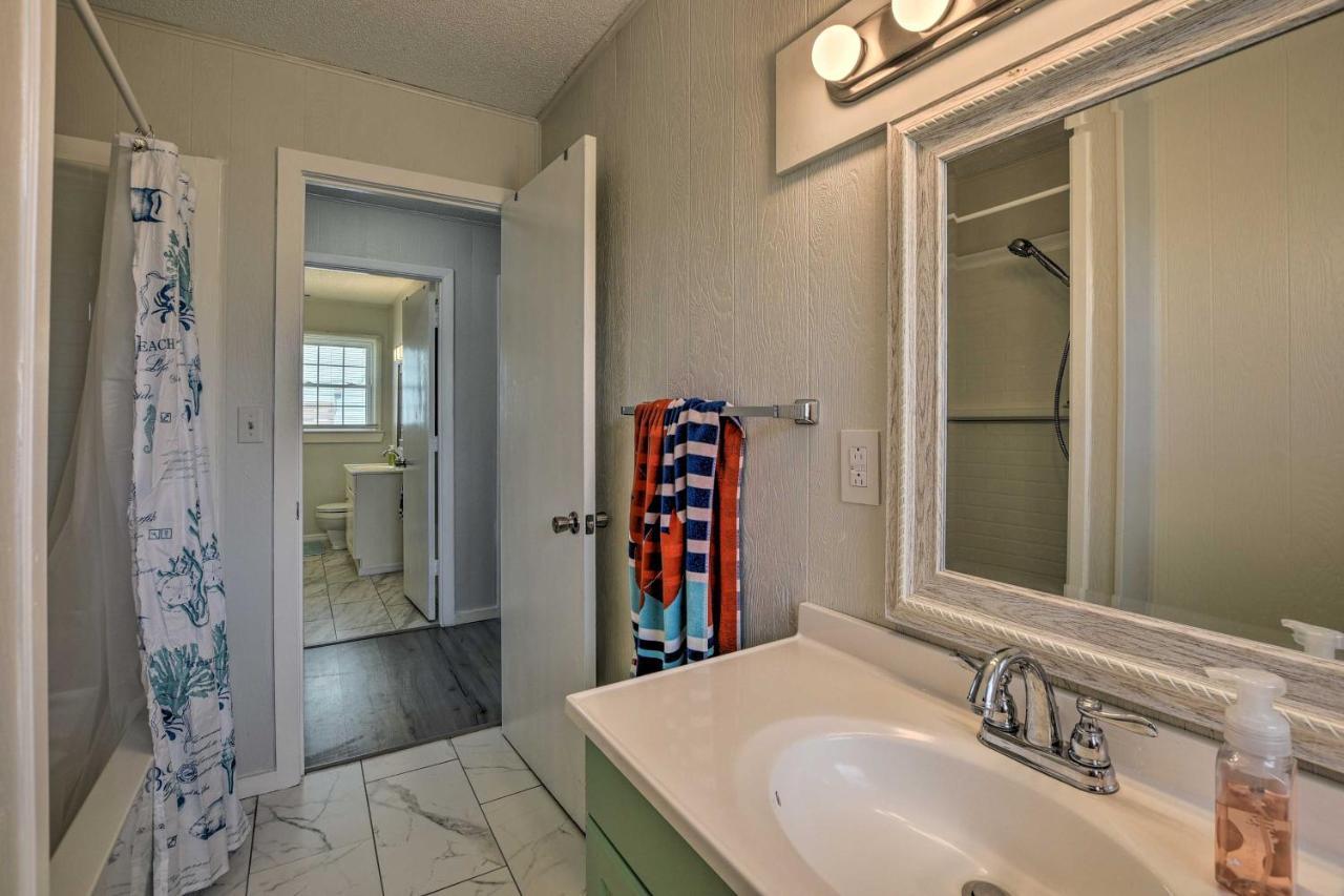 Oak Island Beach Abode With Deck Walk To Shore! Exterior photo