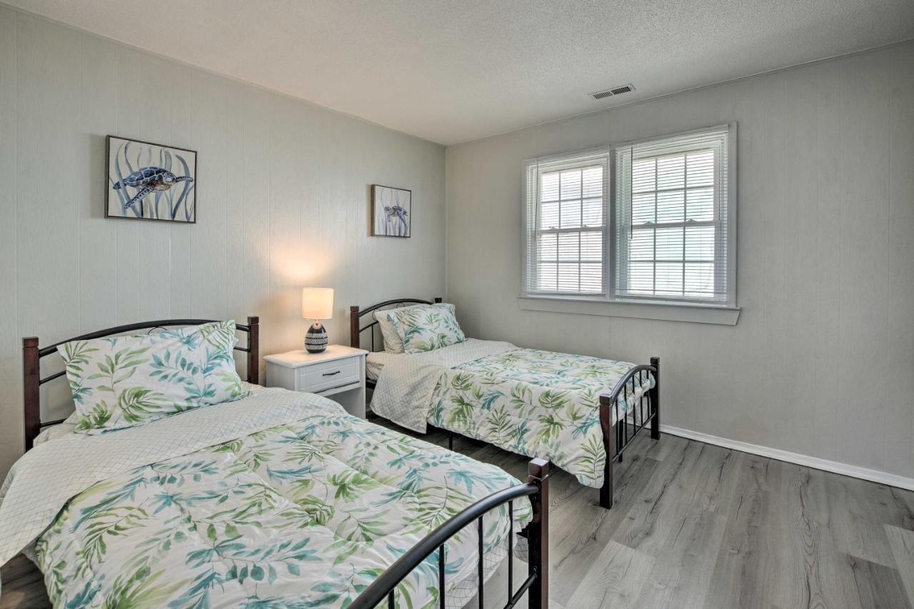 Oak Island Beach Abode With Deck Walk To Shore! Exterior photo