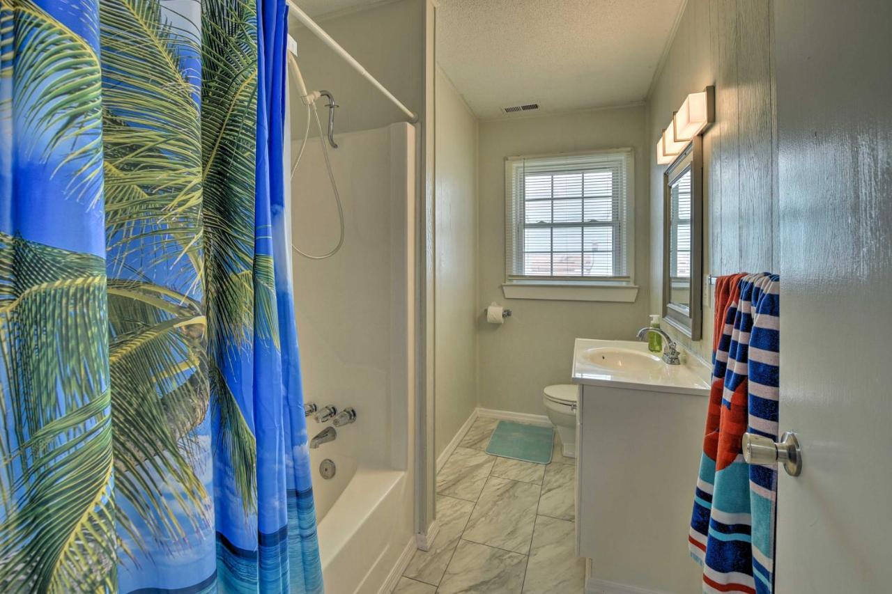 Oak Island Beach Abode With Deck Walk To Shore! Exterior photo